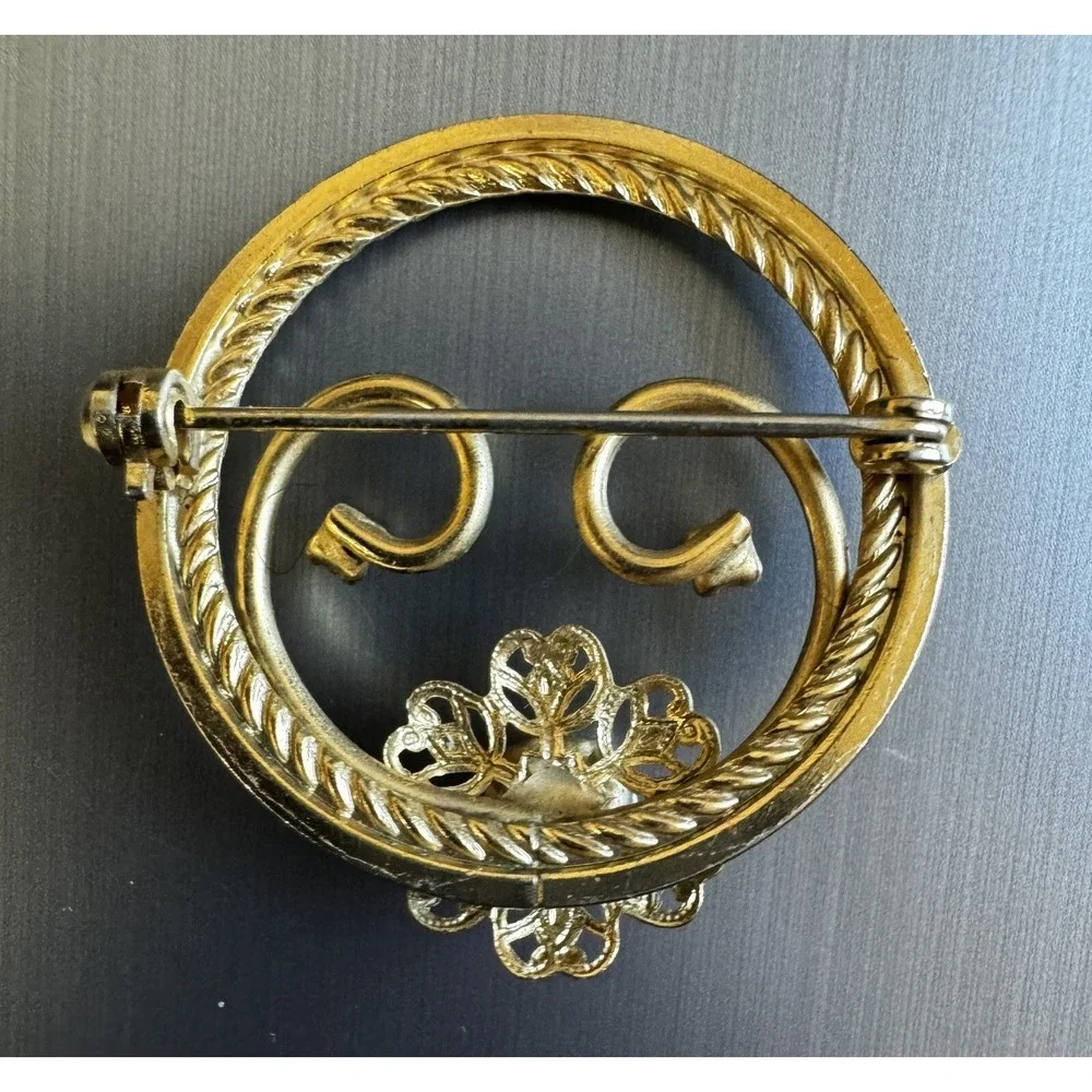 Vintage Gold Tone Flower Brooch Pin Faux Pearl Gray Rhinestone Round Rope Border